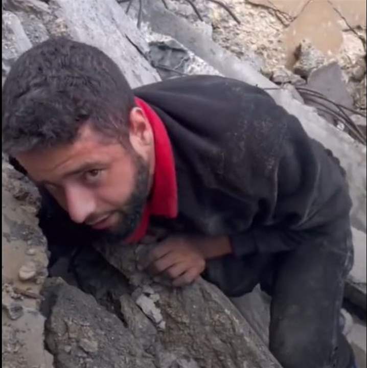 بالفيديو - فلسطيني يبحث عن أطفاله وسط الركام بعد غارة إسرائيلية 