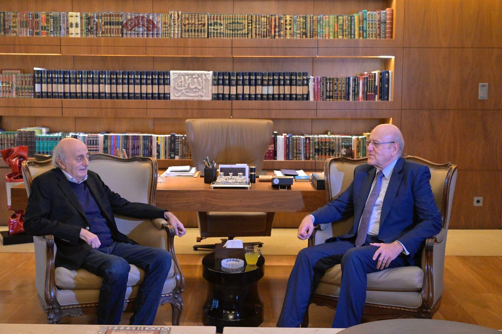  رئيس حكومة تصريف الأعمال نجيب ميقاتي يلتقي في هذه الاثناء رئيس الحزب التقدمي السابق وليد جنبلاط بحضور رئيس الحزب النائب تيمور  جنبلاط والنائب وائل ابو فاعور