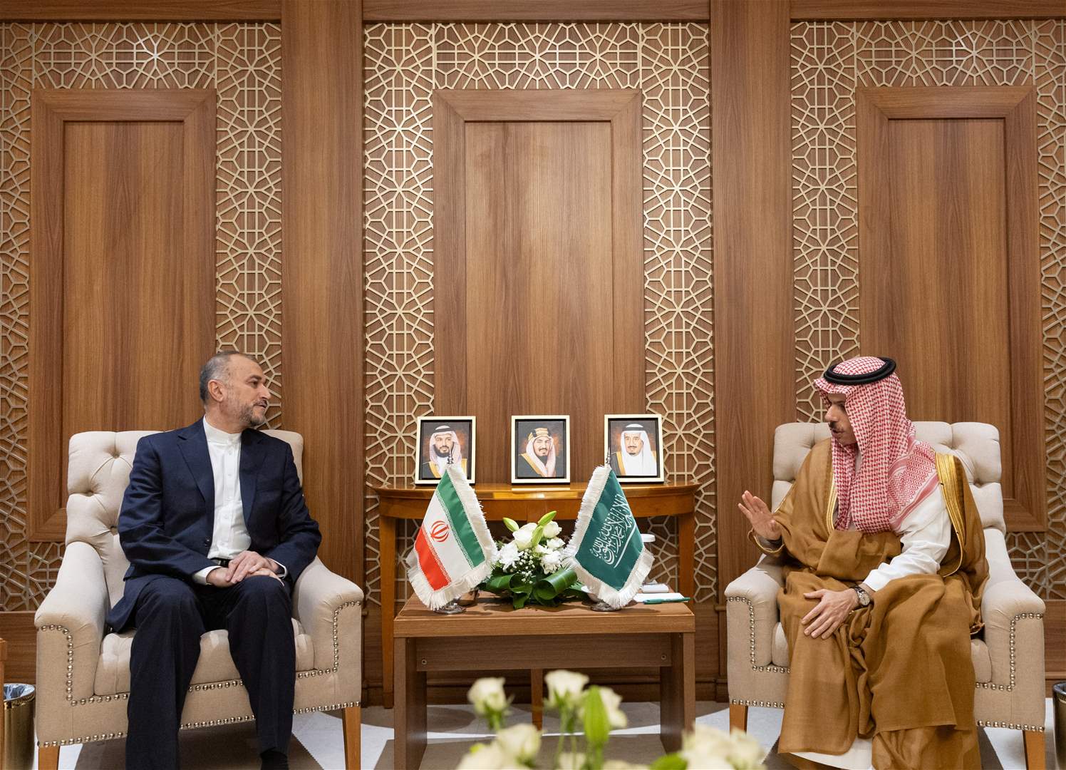 بالصورة - وزير الخارجية السعودي يلتقي نظيره الإيراني في هذه الأثناء 