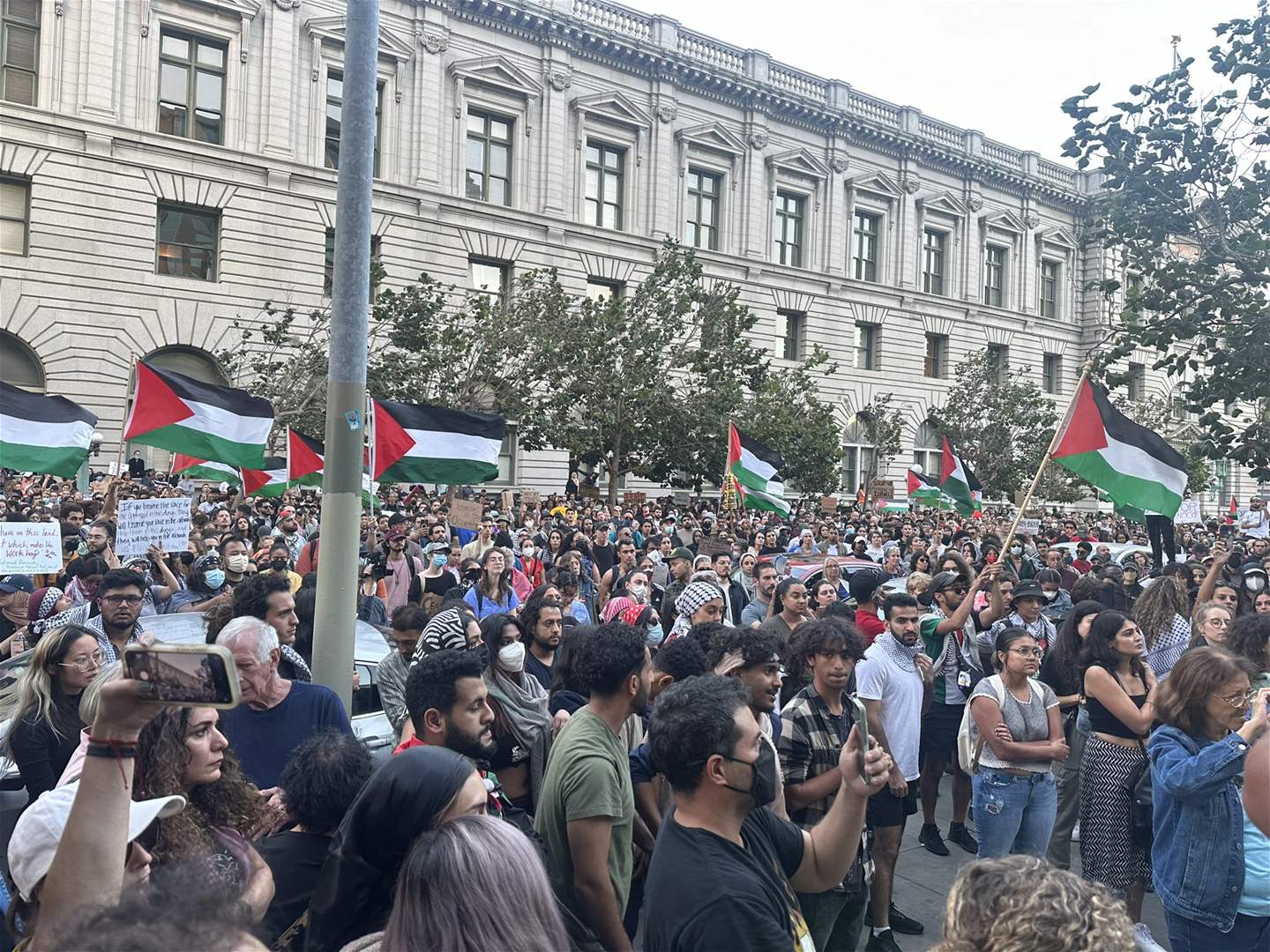 بالفيديو - تظاهرة حاشدة في كاليفورنيا تنديداً بالعدوان الاسرائيلي على غزة 