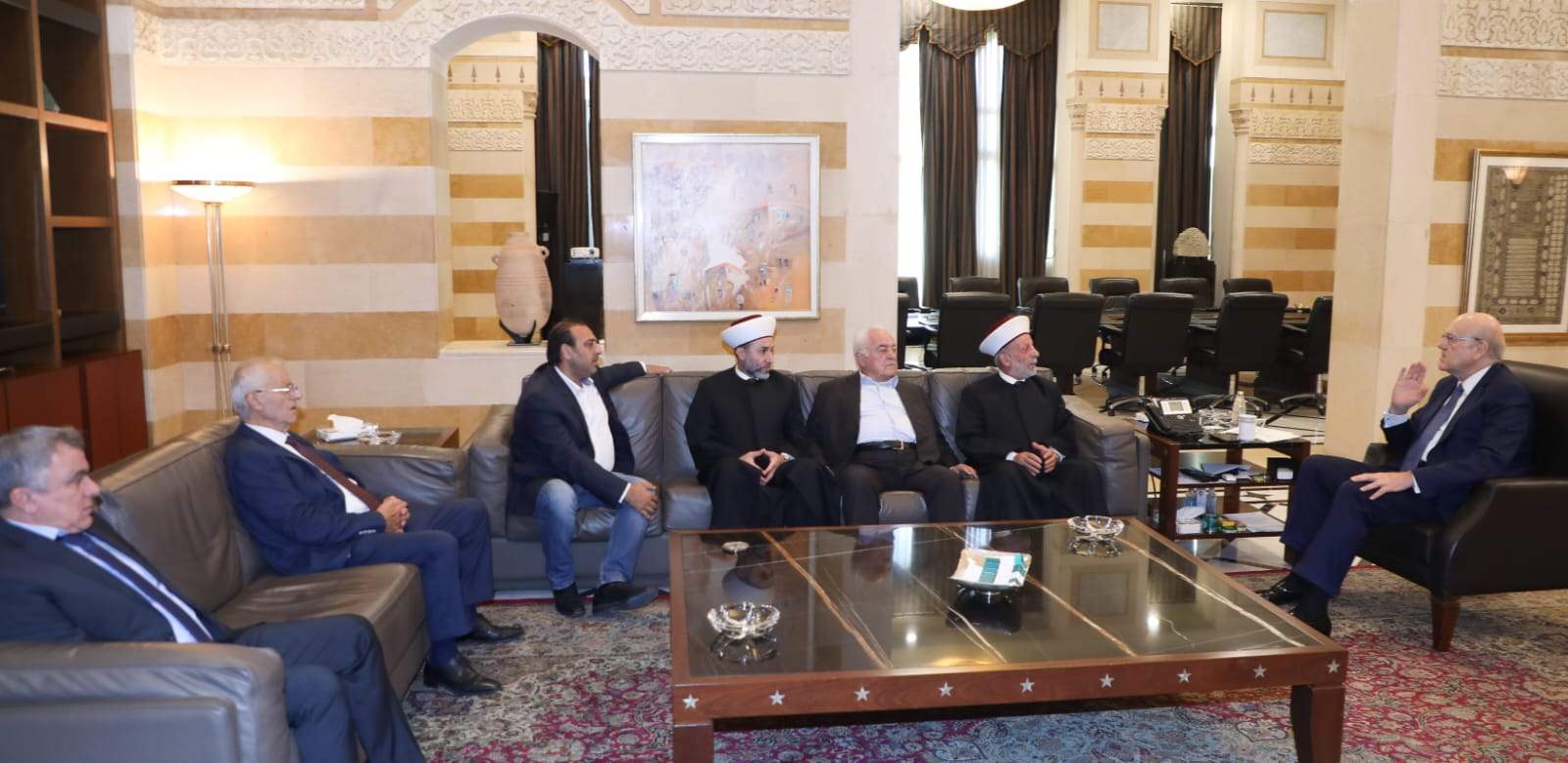 ميقاتي بحث مع زواره الوضع الأمني ومعاناة الأهالي جراء العدوان الإسرائيلي: الحكومة تقوم بكل الإتصالات لمعالجة الأوضاع الراهنة 