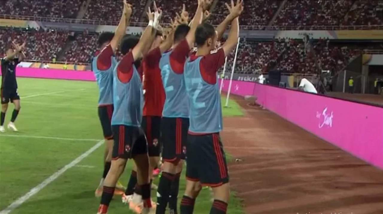 فيديو - لاعبو الاهلي المصري تضامنوا مع غزّة بشارة النصر