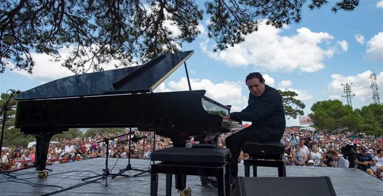 سويسرا تعاقب "عازف بيانو"..ما السبب؟