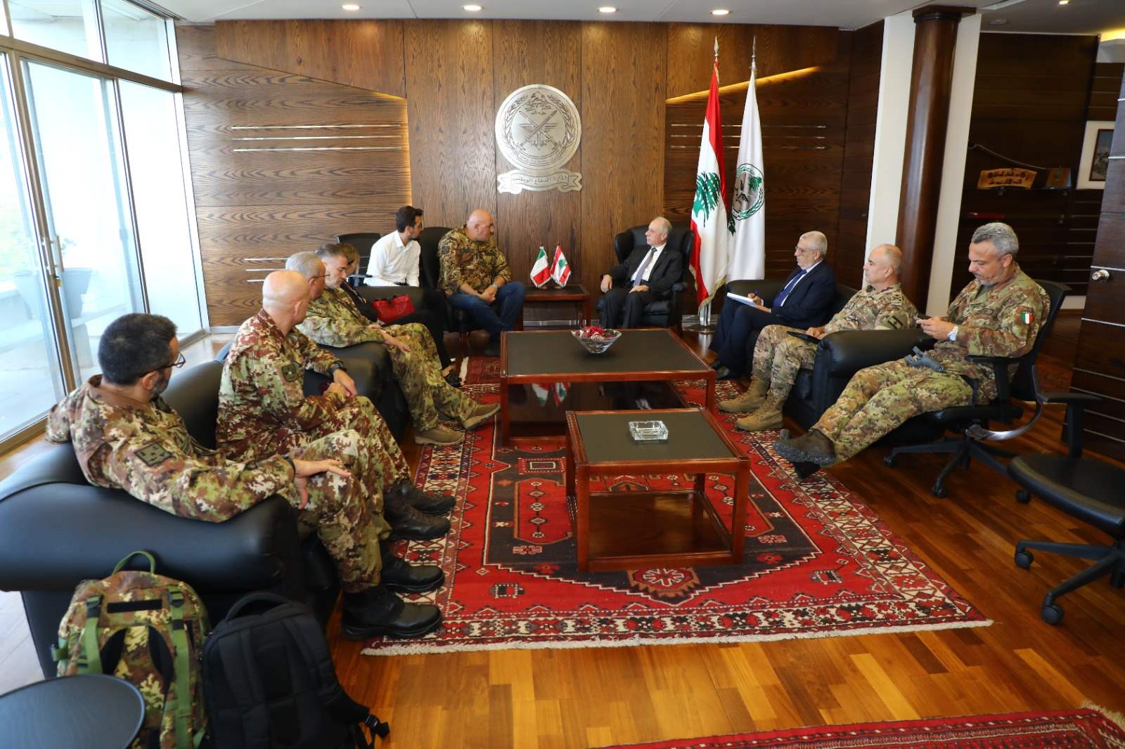 وزير الدفاع التقى نظيره الإيطالي وحذر من خطورة دفع الفلسطينيين لترك أرضهم