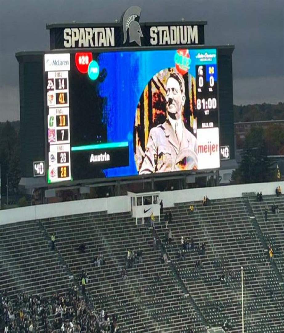 أدولف هتلر يُطلُّ على الشاشة العملاقة في مباراة أميركية