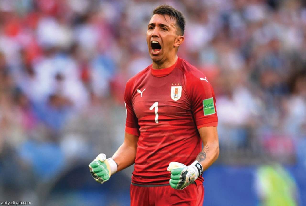 فيديو - حارس مرمى يُنقذ منافساً من الاصطدام بالقائم في ديربي اسطنبول