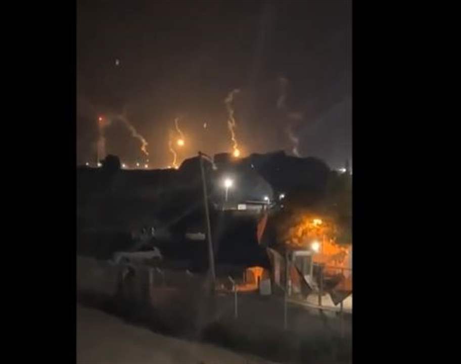 بالفيديو - قوات الاحتلال الاسرائيلي ترمي قنابل مضيئة على قاعدة &quot;زيكيم&quot; بعد عملية تسلل قام بها المقاومون من حركة حماس 