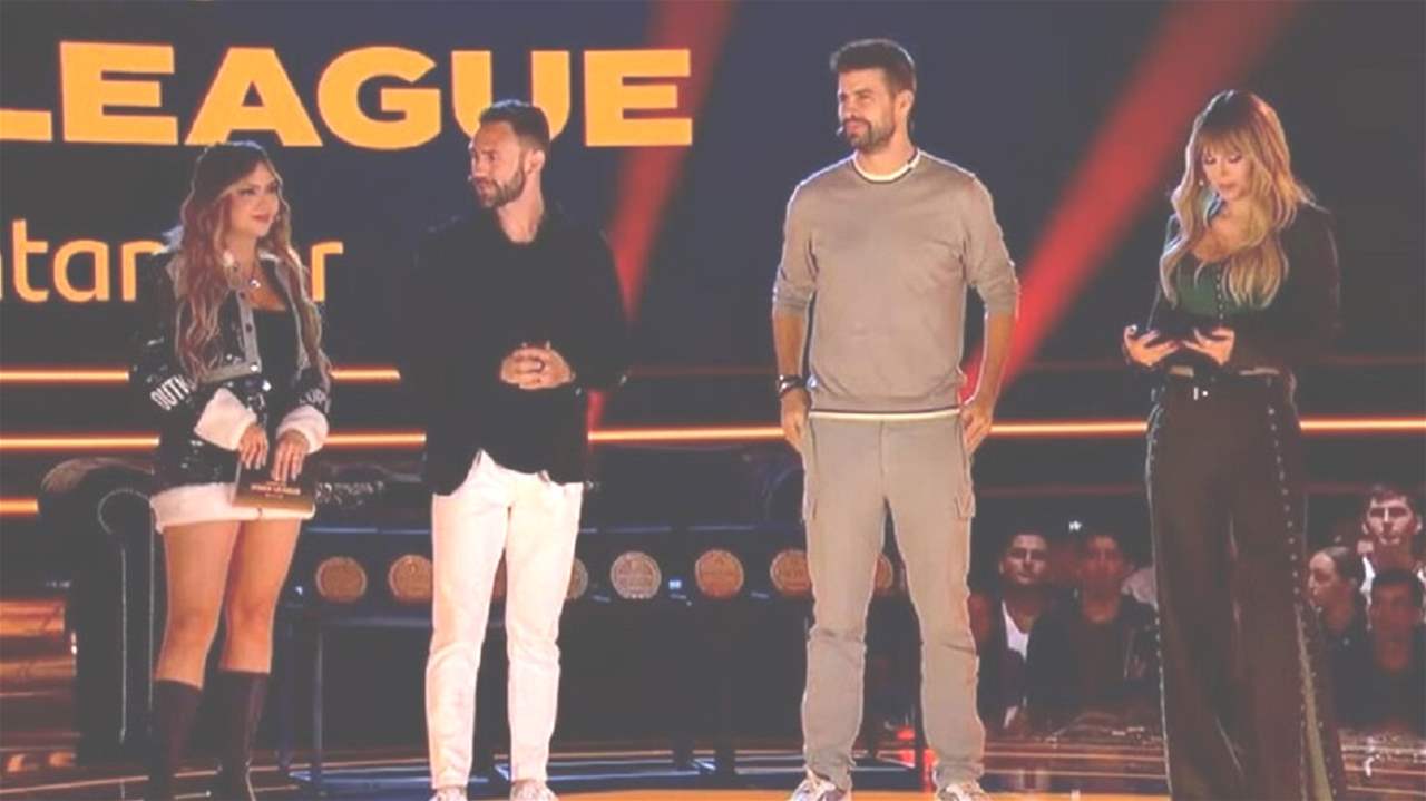 فيديو - بيكيه يسقط من المسرح في هوّة طولها نحو مترين