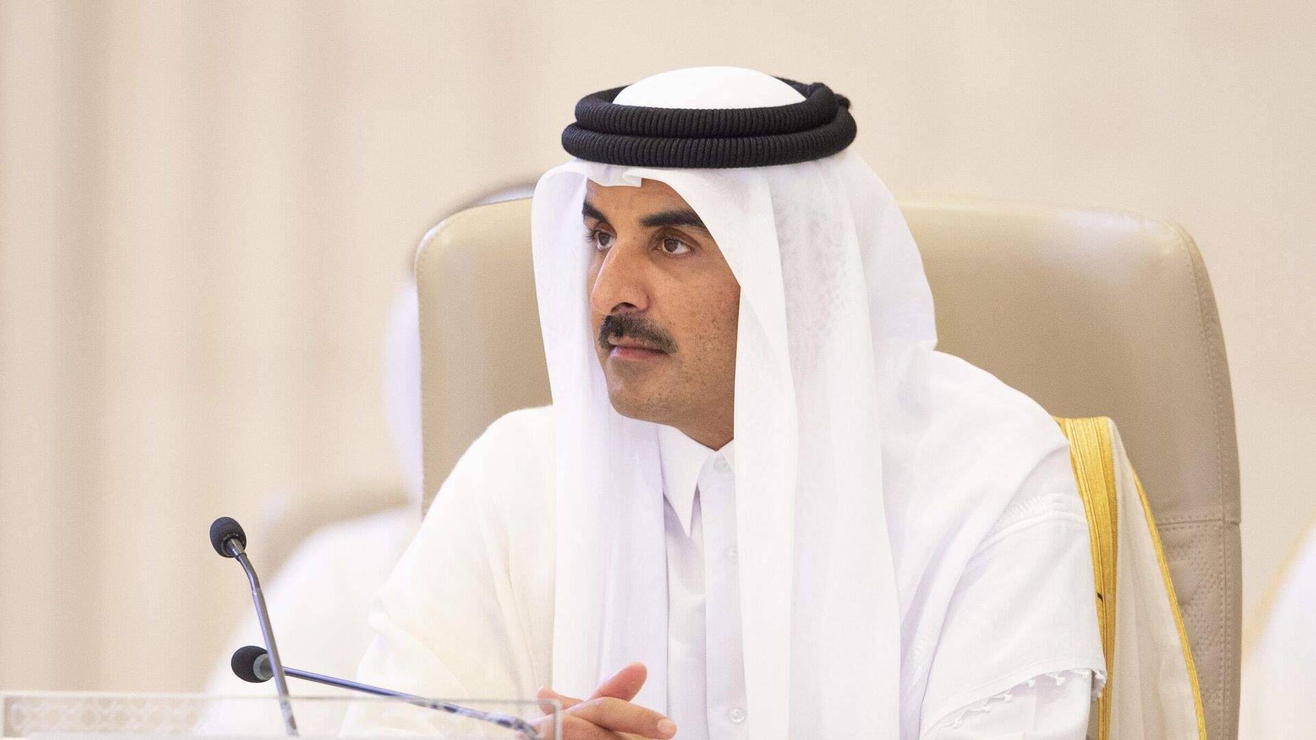 أمير قطر يدعو إلى خفض التصعيد في غزة وفتح ممرات إنسانية آمنة