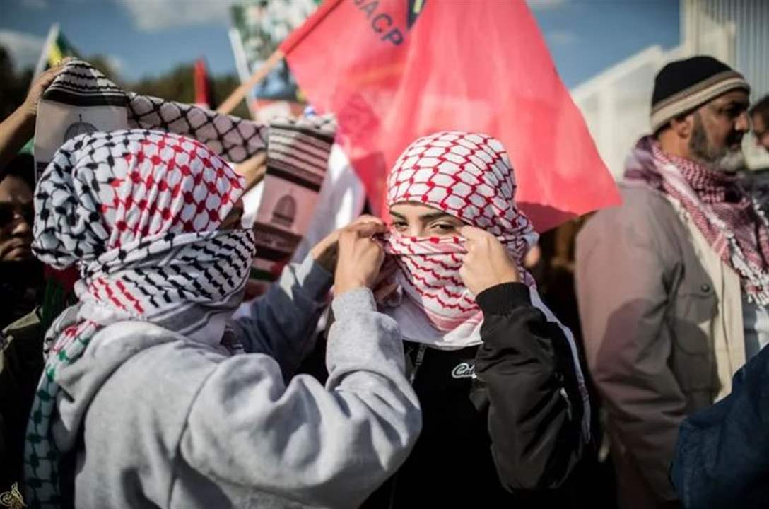 الكوفية وغصن الزيتون.. تعرَّف على أشهر رموز النضال الفلسطيني