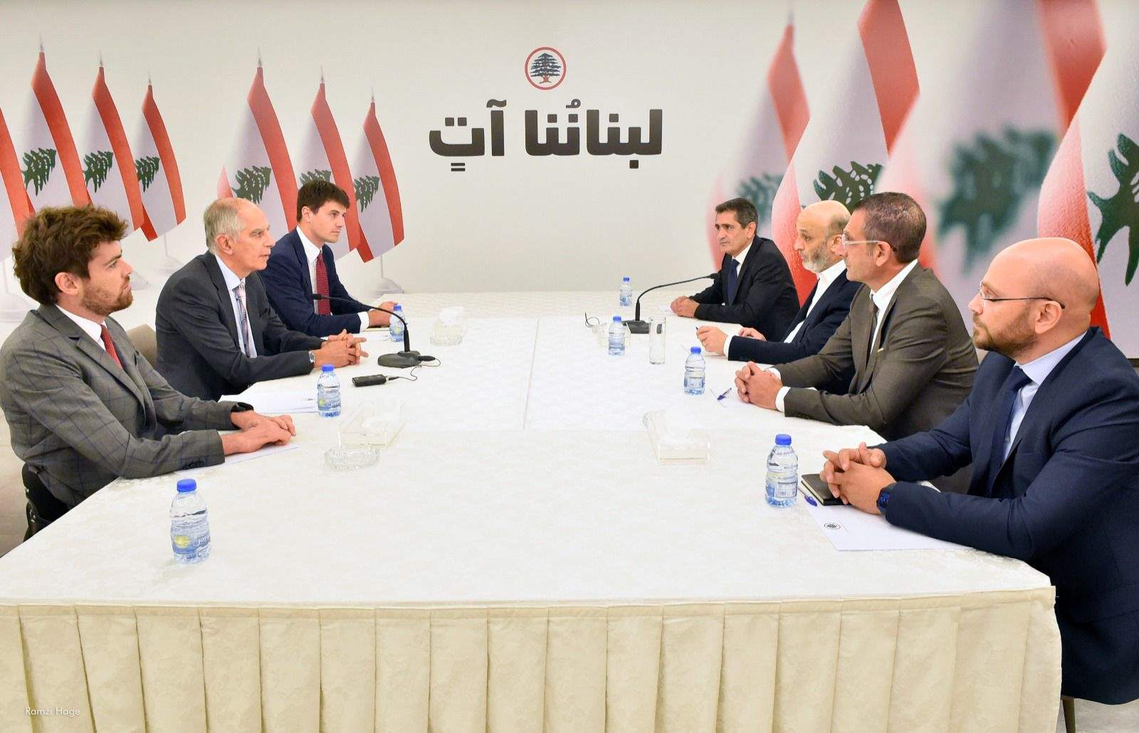 جعجع خلال لقائه السفير الفرنسي هيرفيه ماغرو : منع اندلاع الحرب بيد ميقاتي وبري