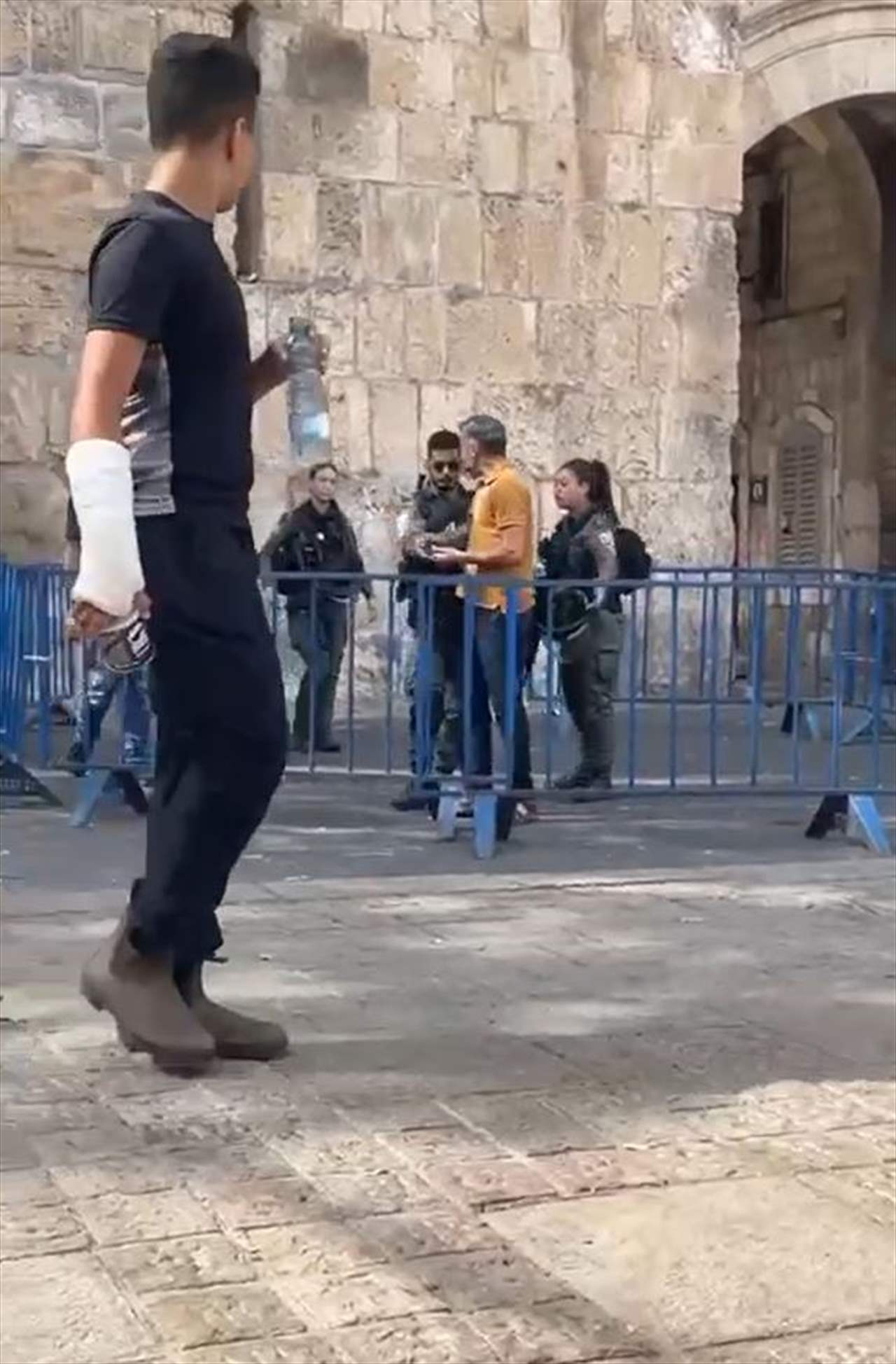 بالفيديو - جيش الإحتلال يعتدي على الفلسطينيين عند حواجز البلدة القديمة لمنعهم من الوصول للمسجد الأقصى