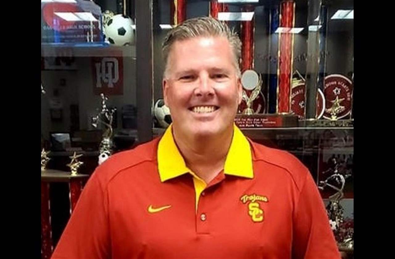 فيديو - الحكم يلكم المدرب ويُقاد الى السجن !!