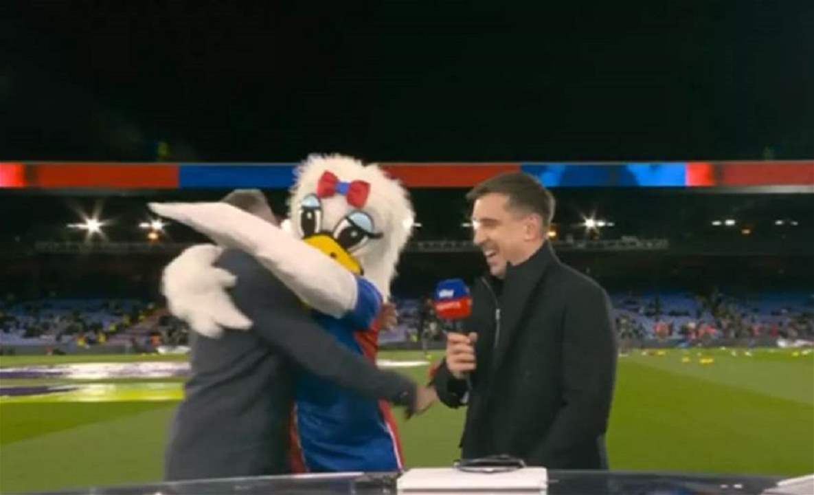 فيديو - هروب جيمي كاراغر وجاري نيفيل أمام التميمة