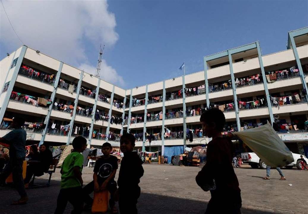 قصف إسرائيلي يستهدف مدرسة تأوي نازحين في مخيم الشاطئ غرب غزة 