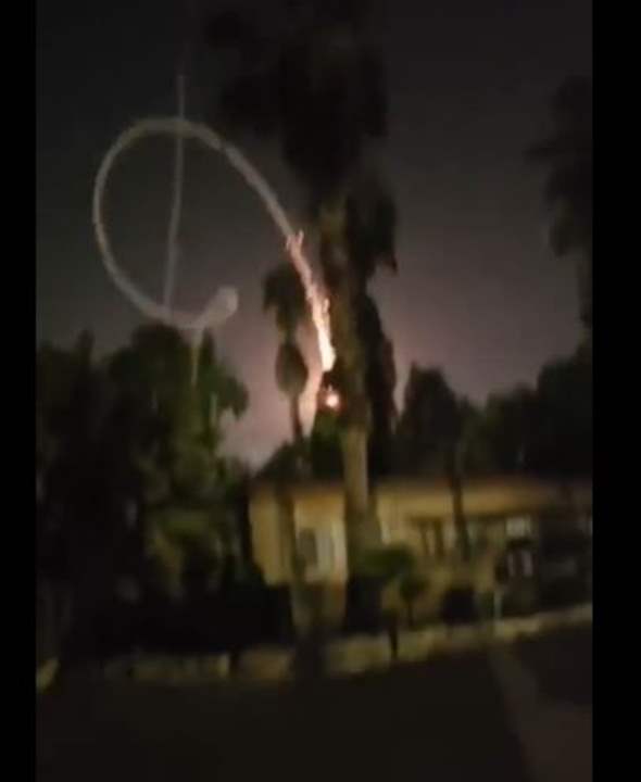 بالفيديو - سقوط صاروخ اعتراضي من القبة الحديدية على تل أبيب  