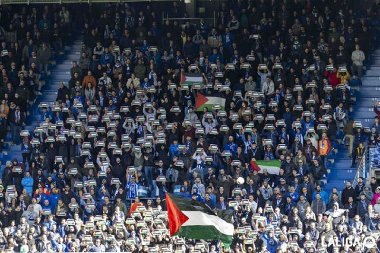 فيديو - الافيس يفوز وجمهوره يرفع أعلام فلسطين