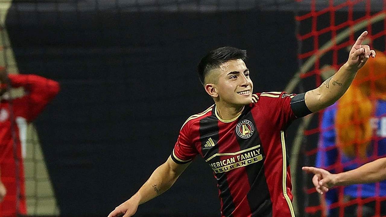 فيديو - أرجنتيني يكتسح كرة القدم الأميركية وأوروبا تطارده