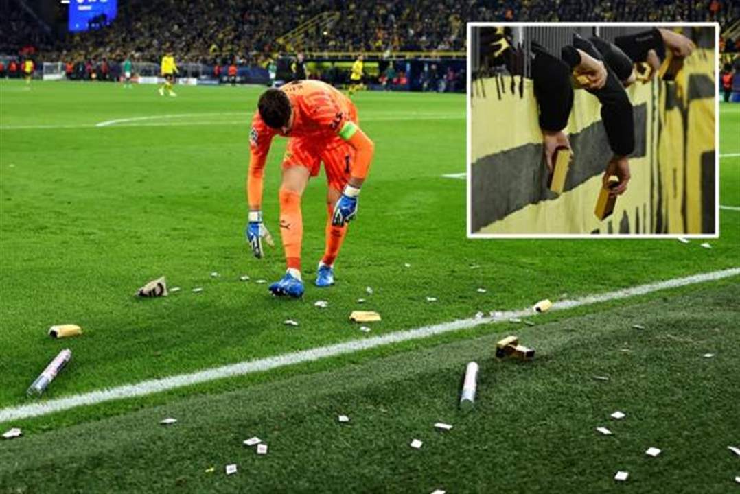 مشجعو دورتموند رموا سبائك ذهبية مقلدة الى الملعب .. إليكم السبب