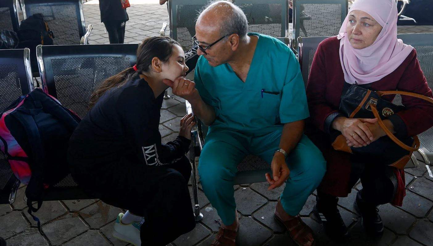 في مشهد مؤثر.. طبيب يودع عائلته في رفح ويعود لمعالجة جرحى القطاع 