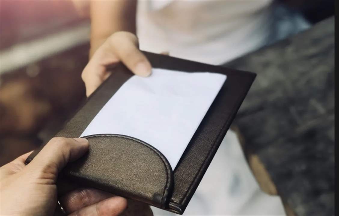 "لم يعجبني".. مسؤول تركي يتناول طعاما وحلوى ويرفض دفع الفاتورة! 