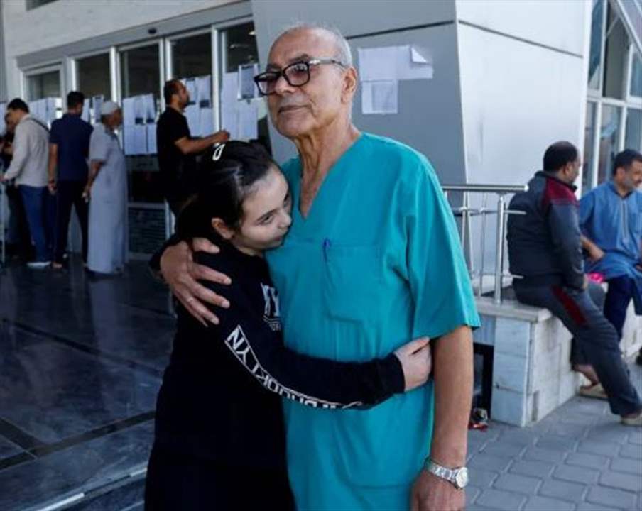  طبيب يودع عائلته ويعود لعلاج جرحى القطاع 