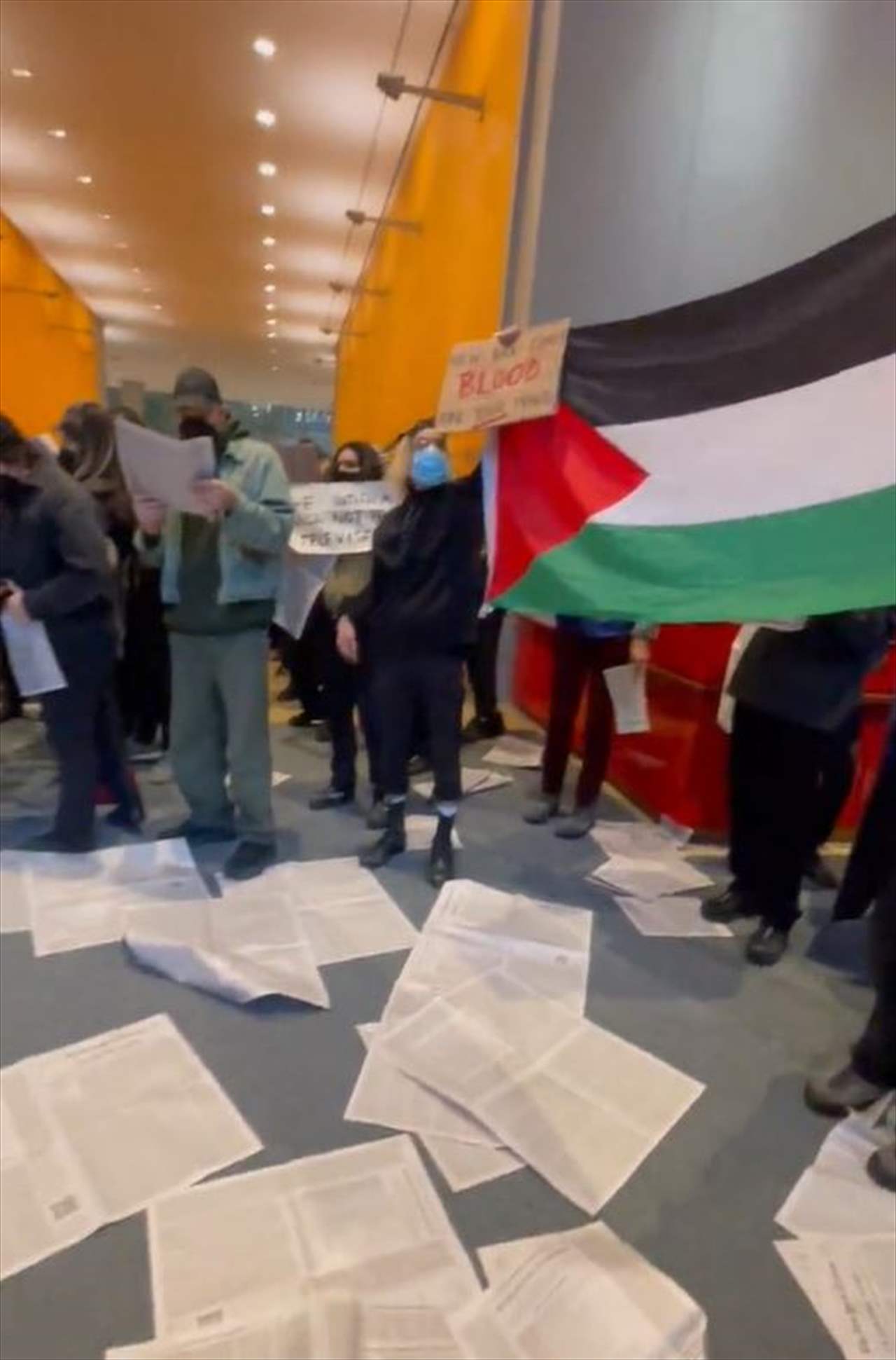 بالفيديو - متظاهرون يقتحمون مقر صحيفة نيويورك تايمز ويعلنون أسماء شهداء الإحتلال في غزة