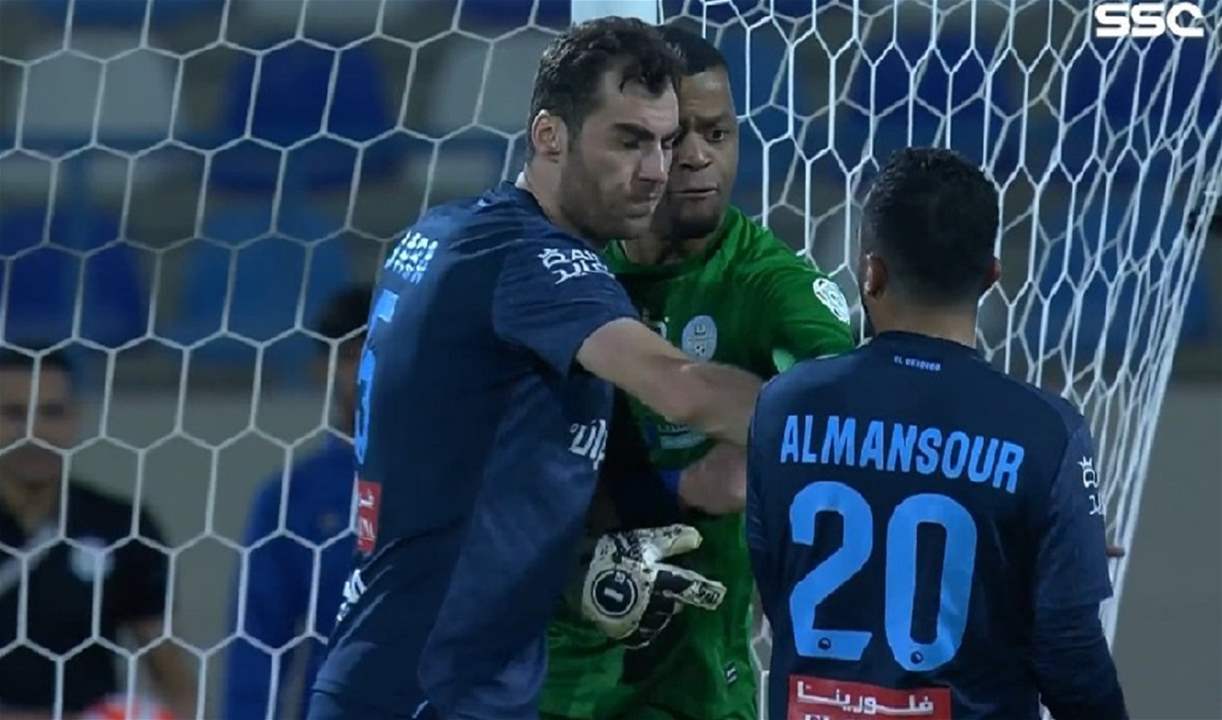 فيديو - طردٌ غريب في السعودية .. سلوك مُشين بين زميلين !! 