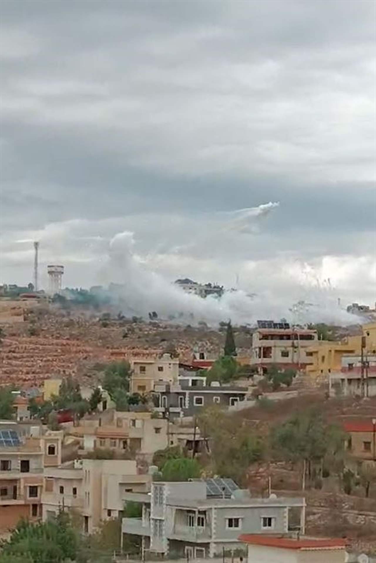 بالفيديو - قصف معادٍ بالقذائف الفوسفورية على محيط بلدة ميس الجبل جنوبي لبنان