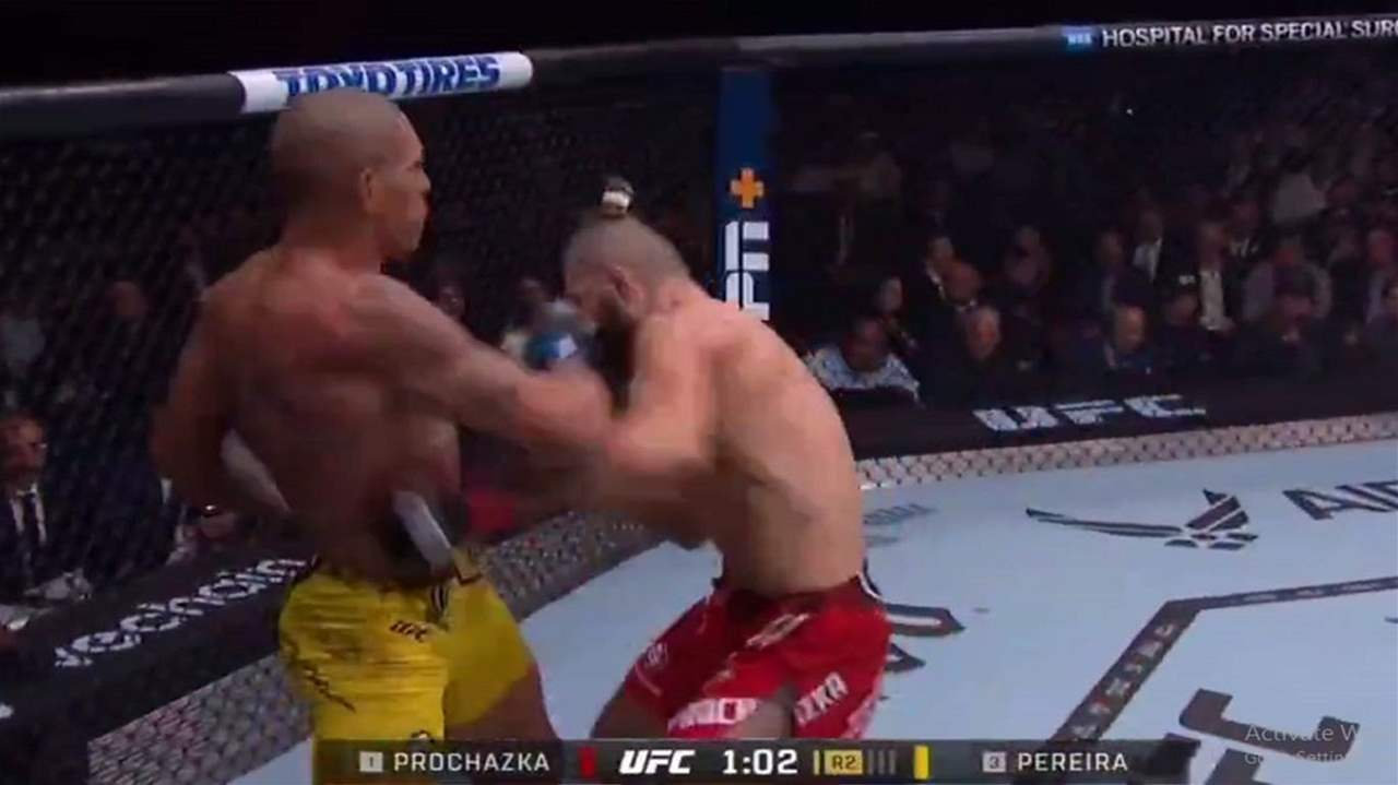 فيديو - بيريرا يُسقط بروخازكا بالضربة القاضية