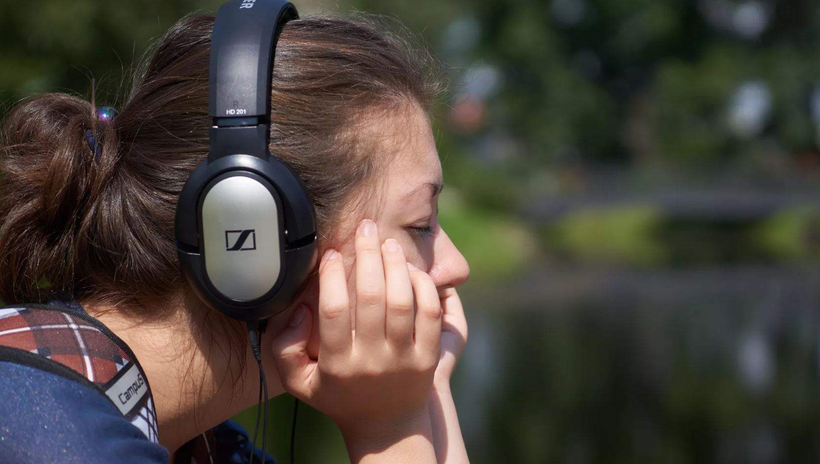 علماء روس يحذرون من أضرار الإرتداء المتكرر لسماعات الرأس