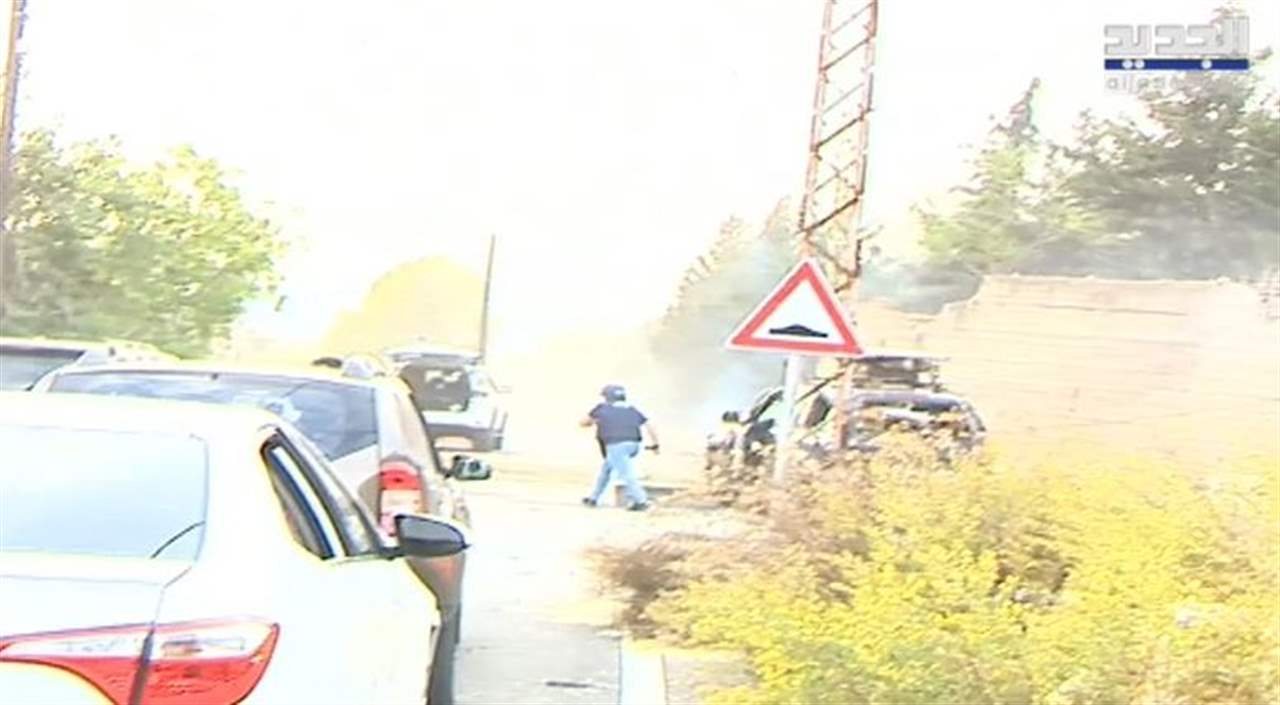 بالفيديو - لحظة إستهداف مكان تواجد عدد من الصحافيين من بينهم فريق قناة الجديد في بلدة يارون من قبل العدو الإسرائيلي 