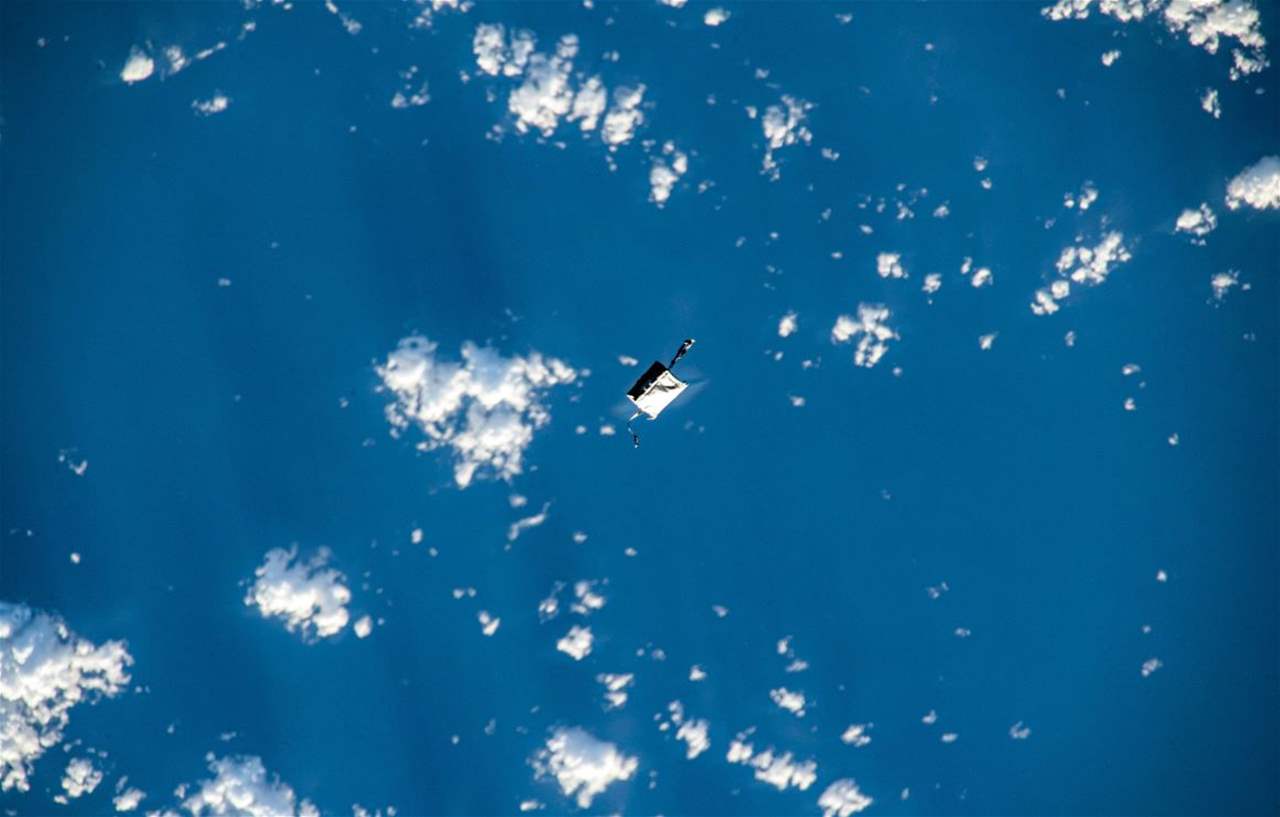 حقيبة تدور في الفضاء حول كوكب الأرض يمكن رؤيتها! وفيديو يوثّق الحدث