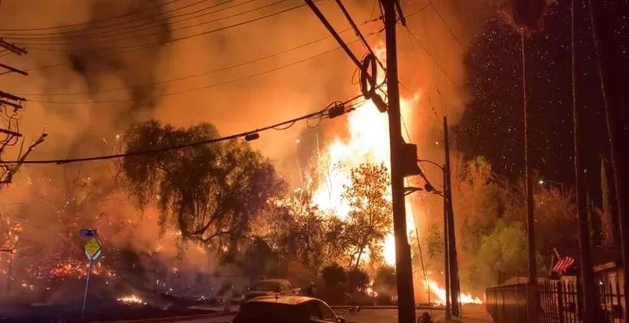 بالفيديو - حريق يلتـ هم مساحة &quot;6 ملاعب&quot; في لوس أنجلوس