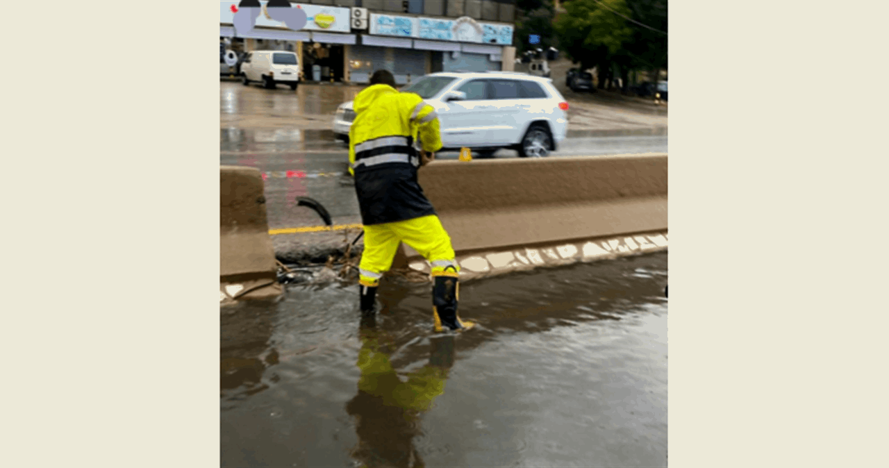 الأمطار الغزيرة تسببت بإحتجاز مواطنين داخل سياراتهم على أوتوستراد العقيبة الصفرا