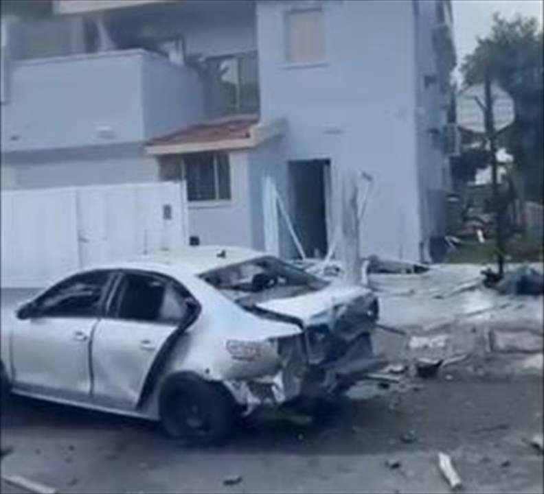 بالفيديو - مشاهد من مكان سقوط صواريخ على مركبات ومنازل للمستوطنين في عسقلان المحتلة