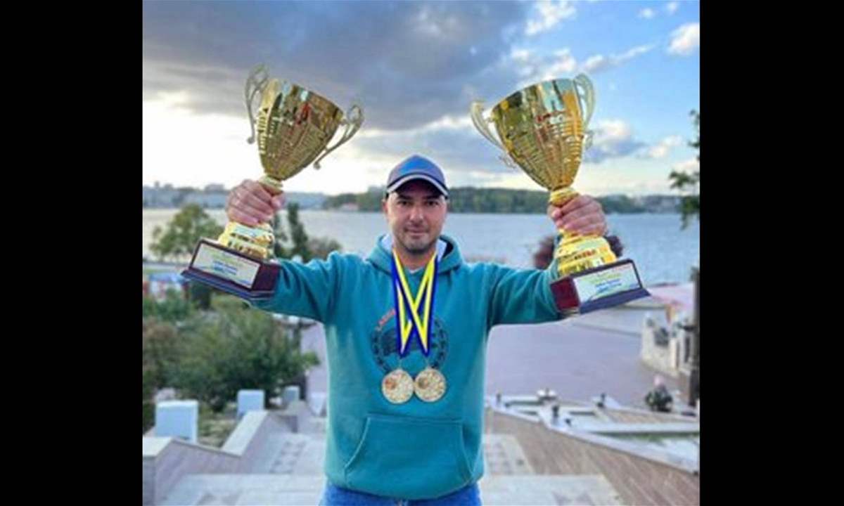 بطل العالم يهرب من معسكر أوكرانيا .. إليكم السبب