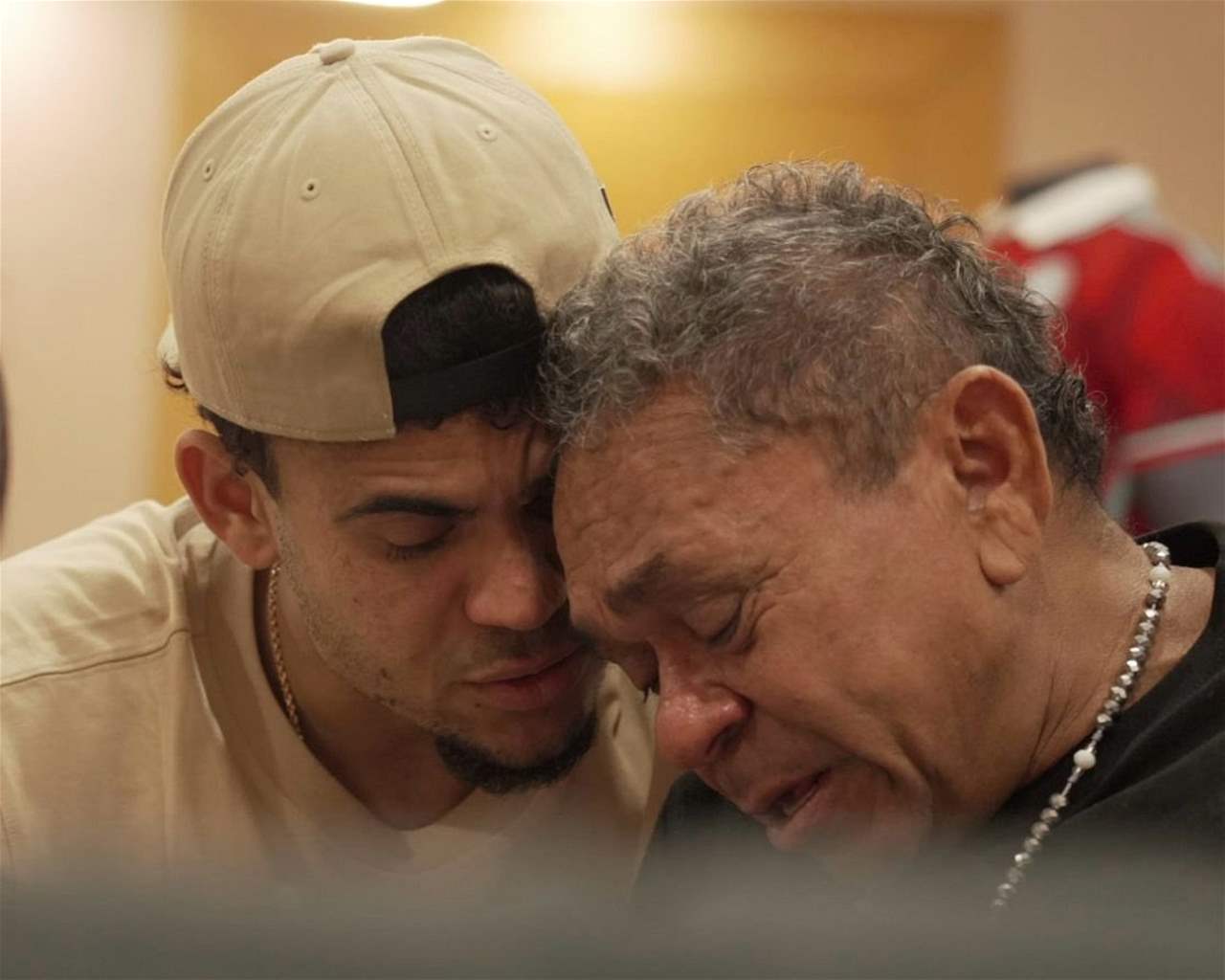 فيديو وصور - لحظات عاطفية بين لويس دياز ووالده 
