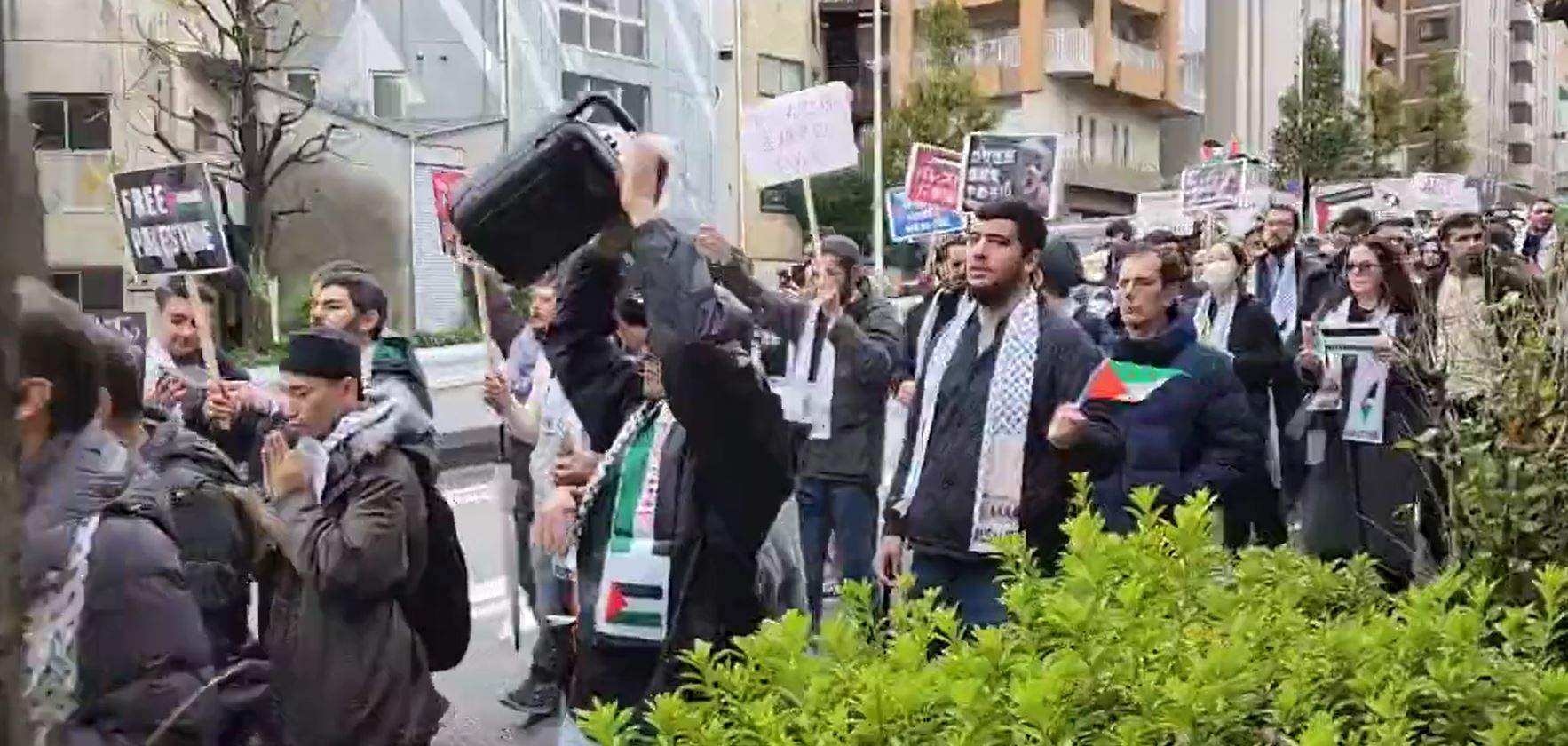 بالفيديو - مسيرة في اليابان دعماً لفلسطين وتنديداً بجرائم الإحتلال في غزة