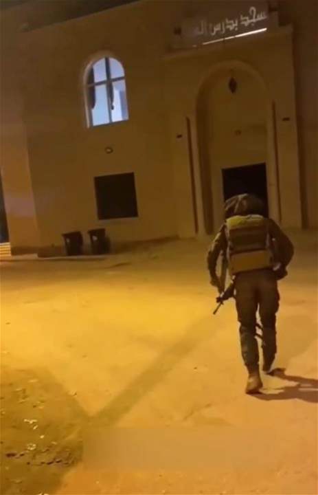 بالفيديو - جندي من قوات الإحتلال يلقي قنبلة صوتية داخل مسجد خلال أذان الفجر في قرية بدرس غرب رام الله بالضفة الغربية 