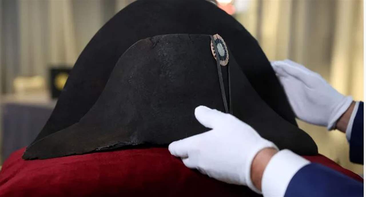 قبعة نابليون للبيع في مزاد مع مجموعة تذكارات تاريخية تعود له