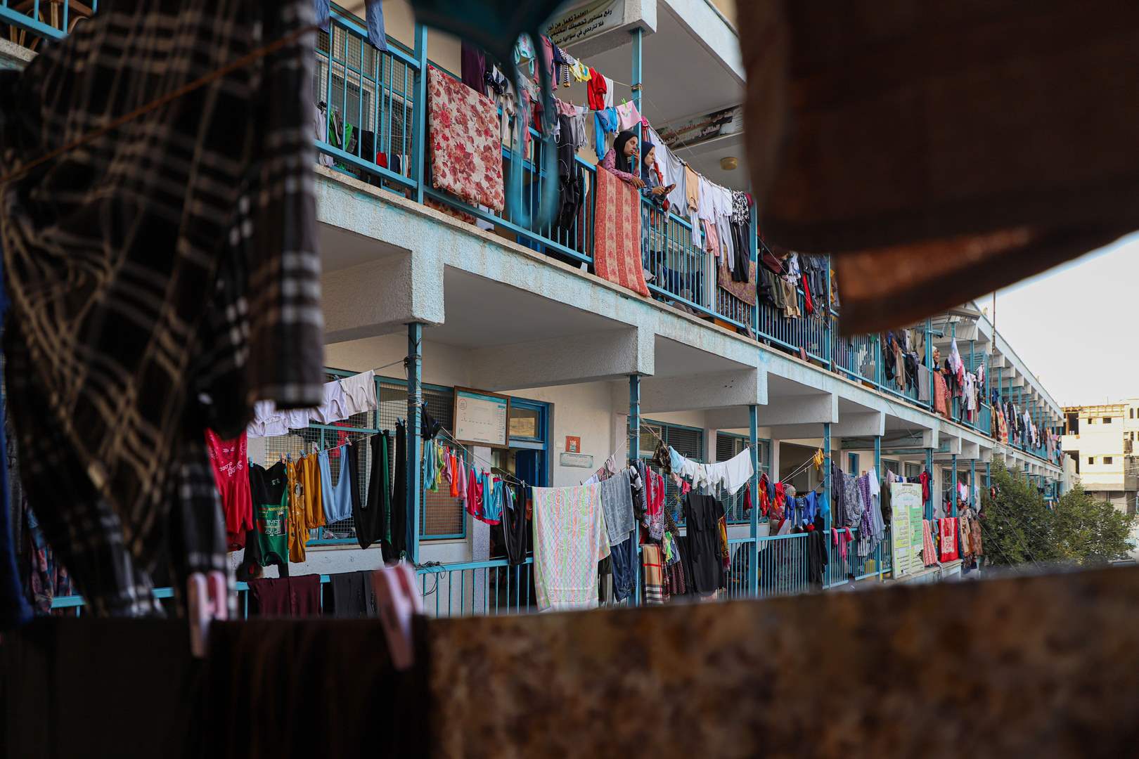 بالفيديو - شهداء وإصابات إثر قصف إسرائيلي عنيف استهدف مدرسة الفاخورة شمال غزة