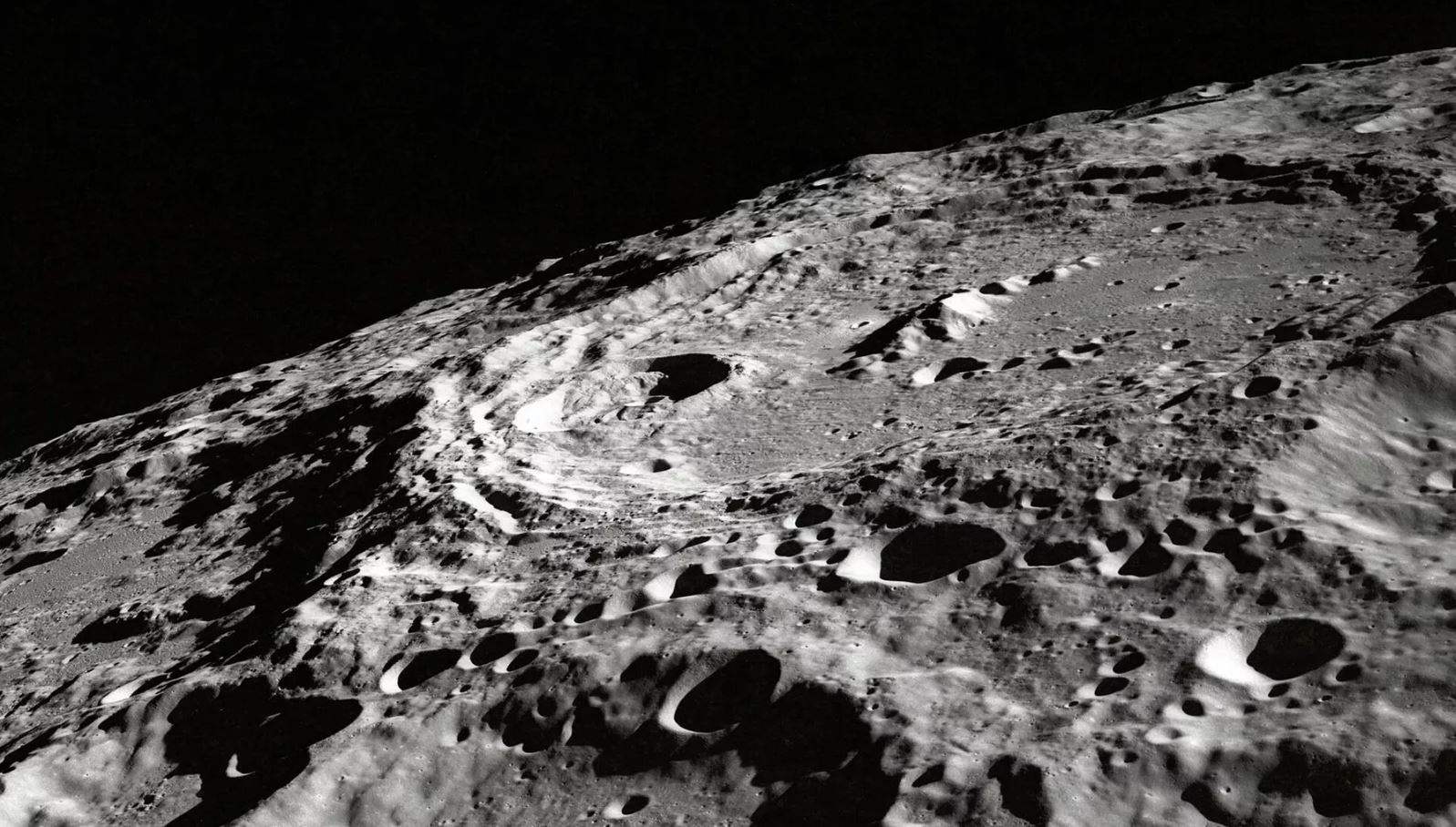  دوامة "غامضة" على القمر وعلماء يضعون تفسيرات لها