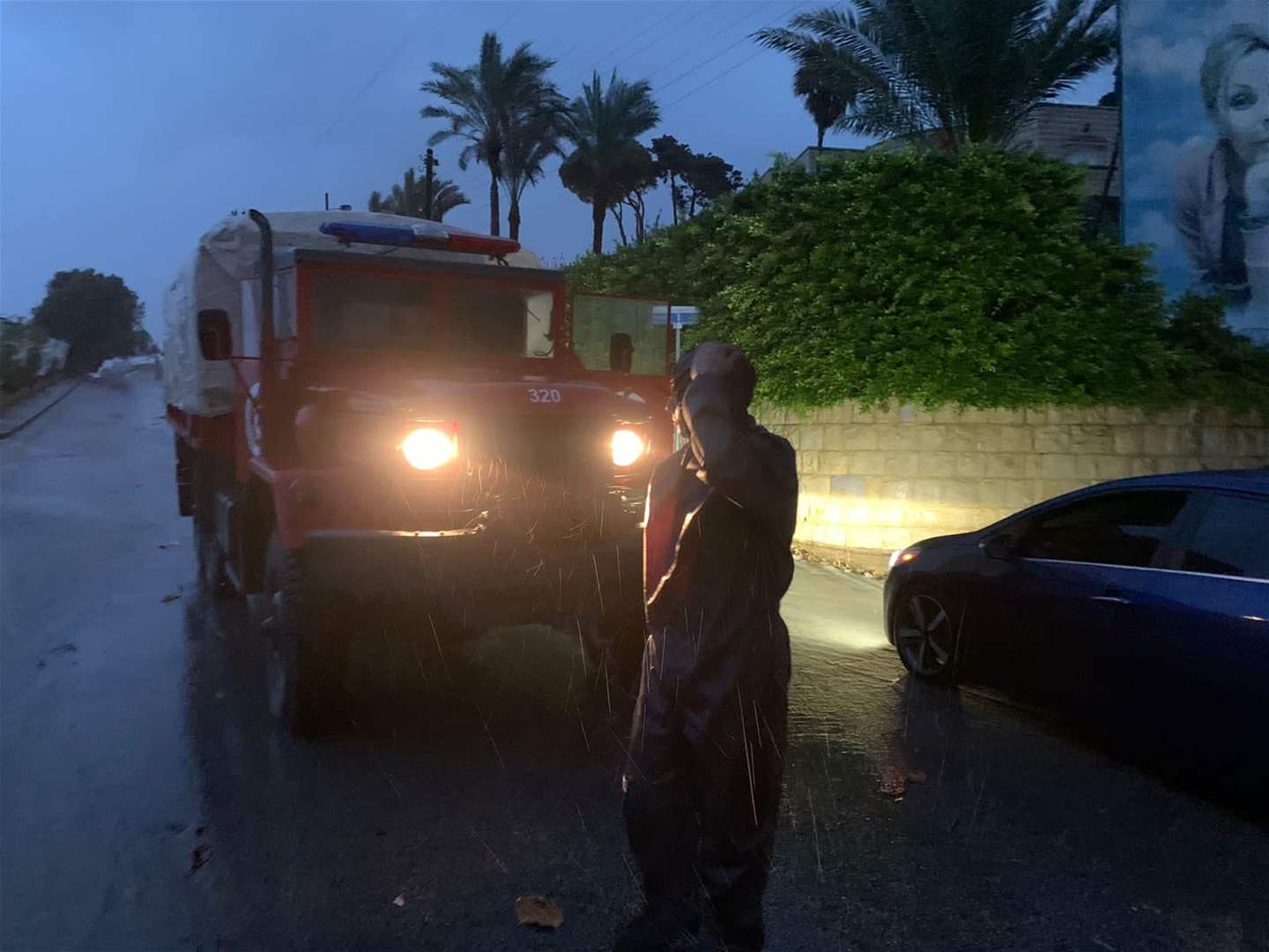 بالصور - مواطنون يُحتجَزون بسياراتهم بسبب الأمطار والدفاع المدني يتدخل 