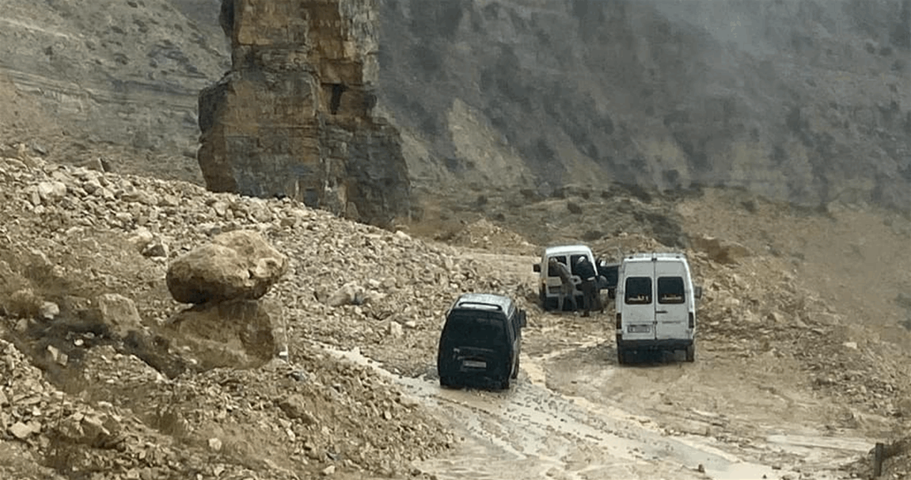 بسبب الأمطار الغزيرة.. إنهيار صخري وترابي يقطع طريق الضنية - الهرمل والأهالي يناشدون إعادة فتحها