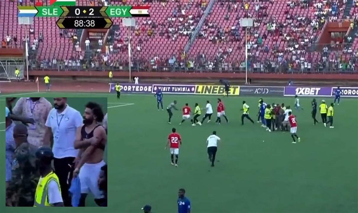 شاهدوا كيف اقتحمت جماهير سيراليون الملعب لالتقاط الصور مع محمد صلاح