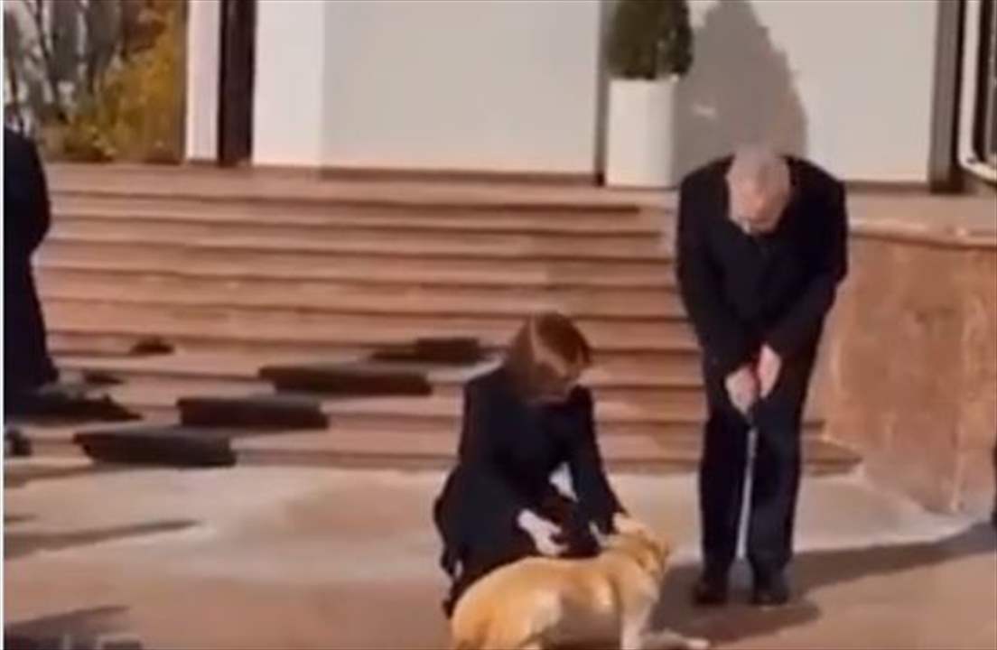 بالفيديو - رئيس دولة أوروبية يتعرض لـ &quot;عضة كلب&quot;