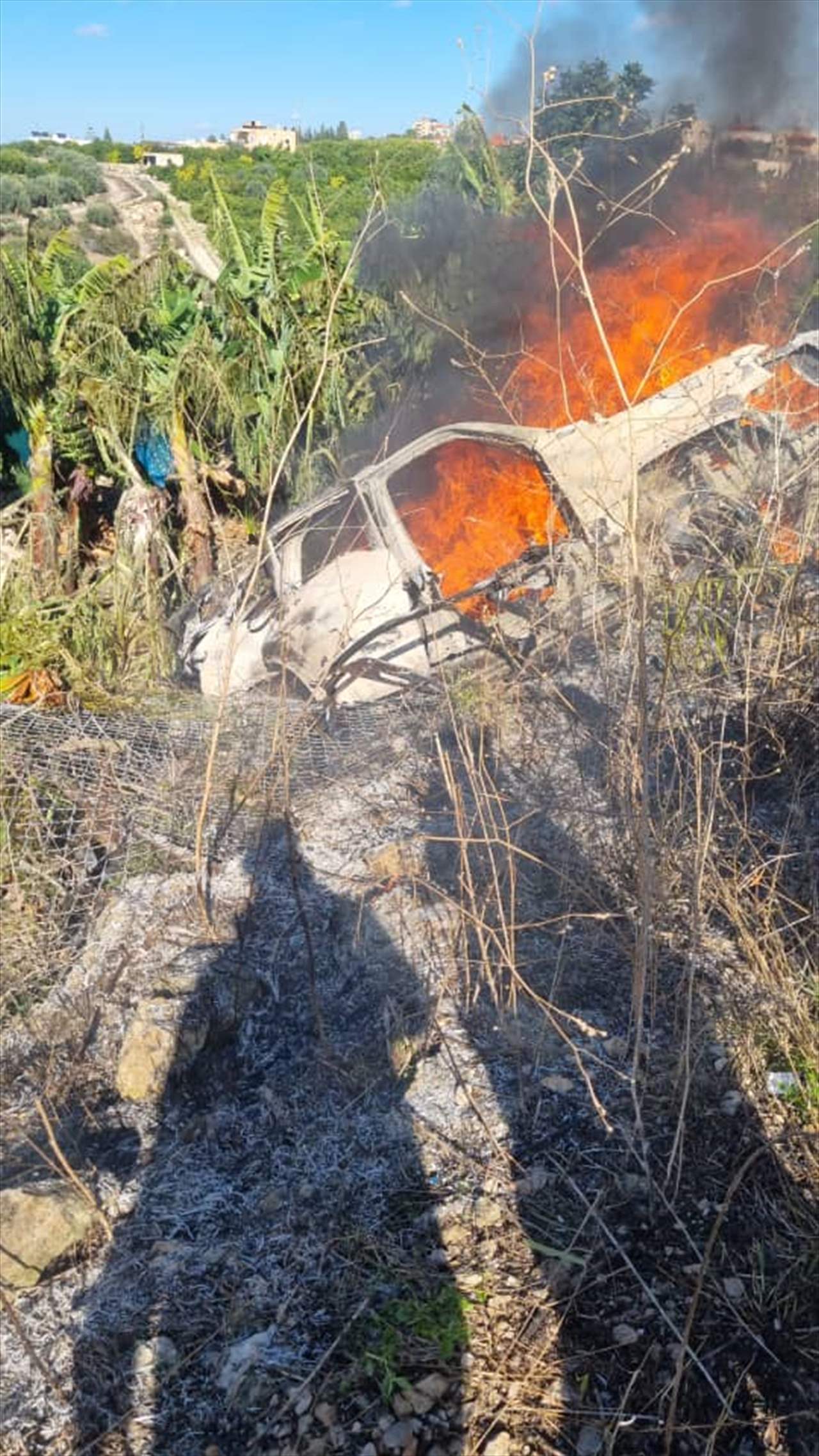 بالصور - مسيّرة إسرائيلية استهدفت سيارة من نوع رابيد على طريق فرعية بين الشعيتية والمعلية جنوبي صور  