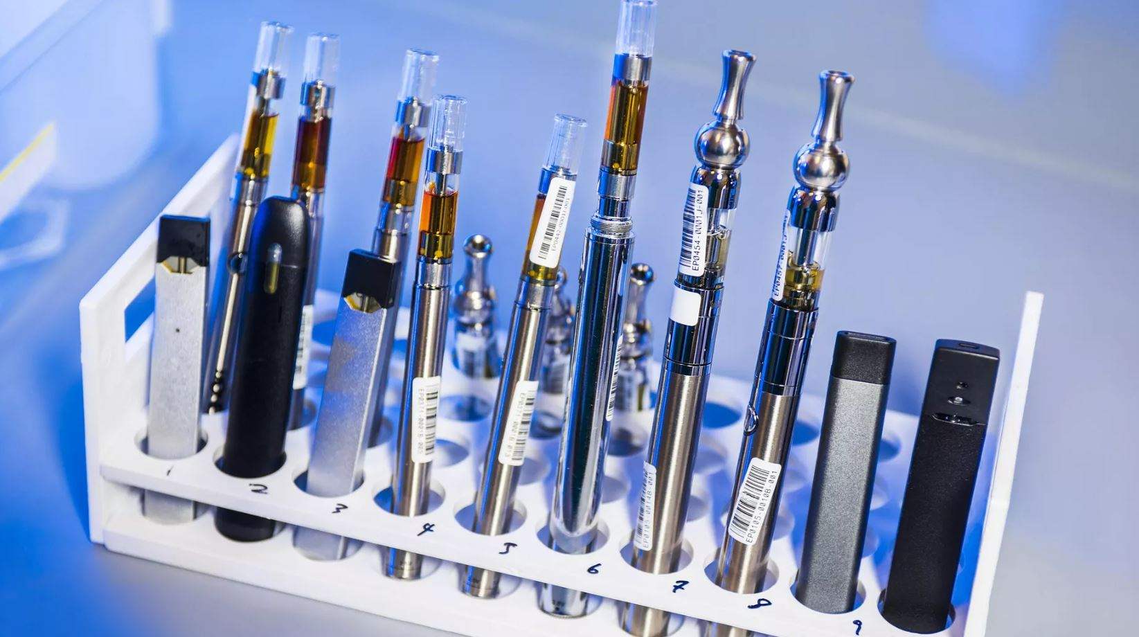 علماء يكشفون عن "كارثة" تسببها السجائر الإلكترونية للرئتين