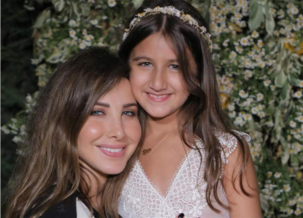 ابنة نانسي عجرم تبهر الجمهور بغنائها بعيد الاستقلال اللبناني